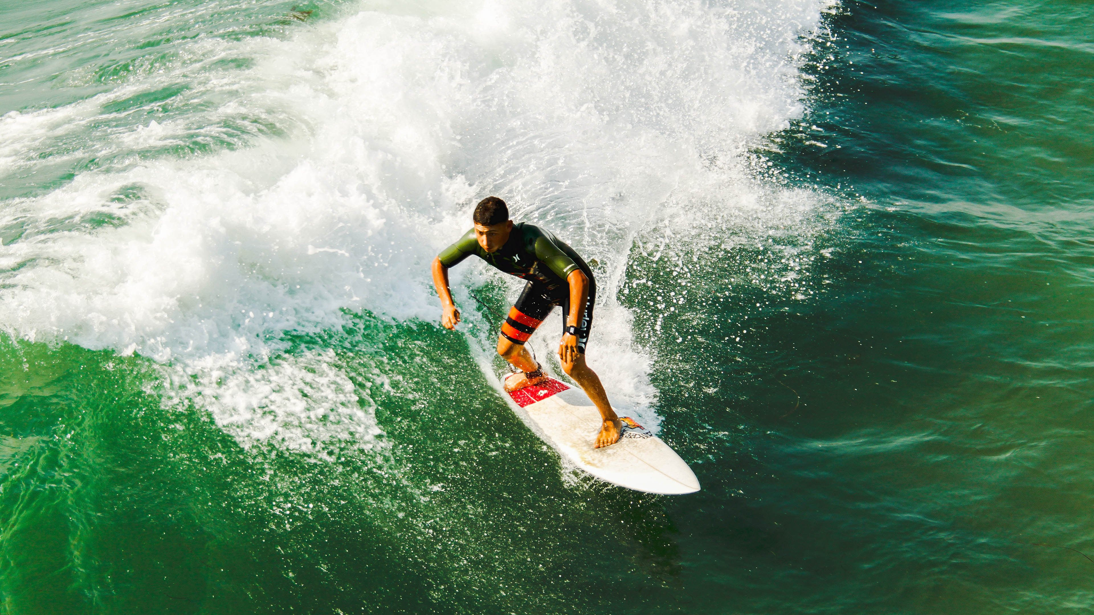 惊险的比赛中，球队依靠默契合作获得胜利